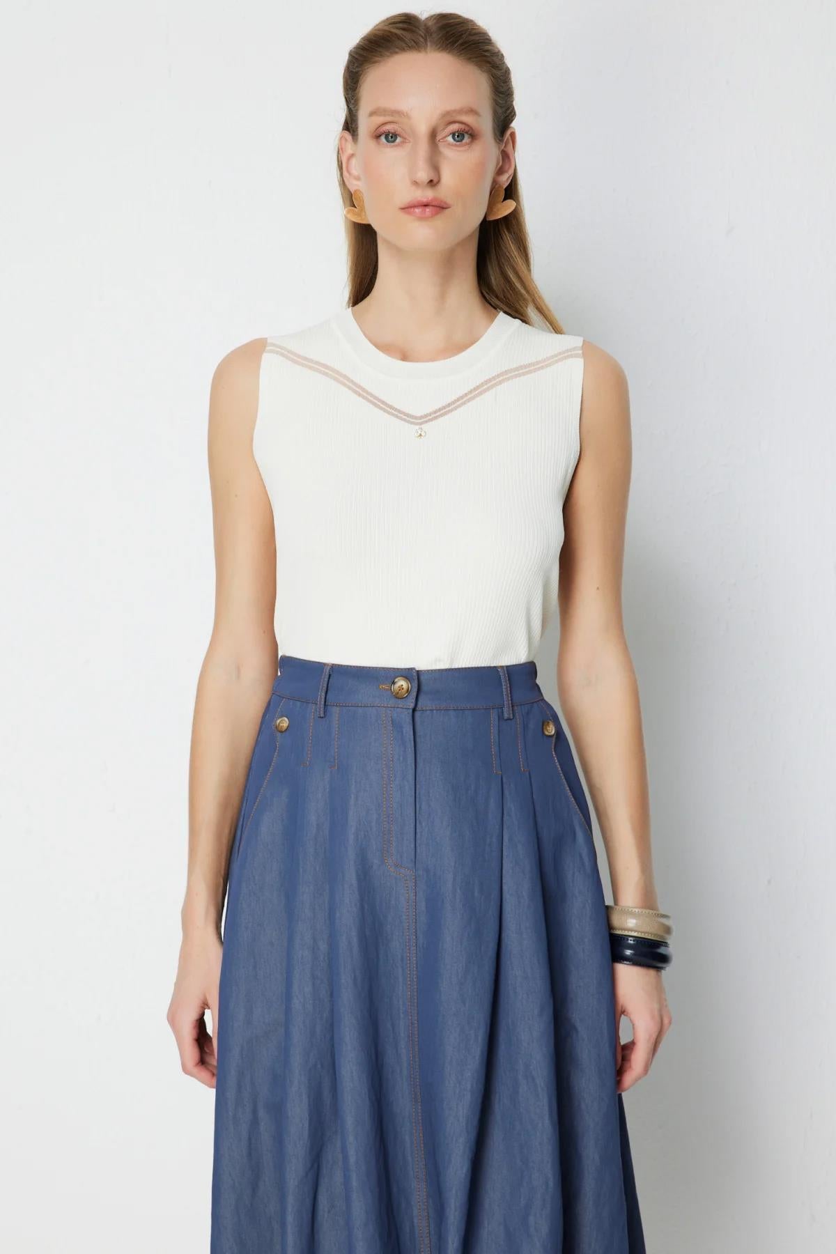 Yakası Desenli Kolsuz Bluz