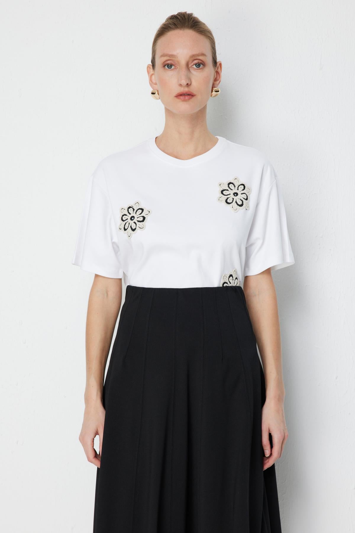 Çiçek İşlemeli Sıfır Yaka Kısa Kollu Bluz