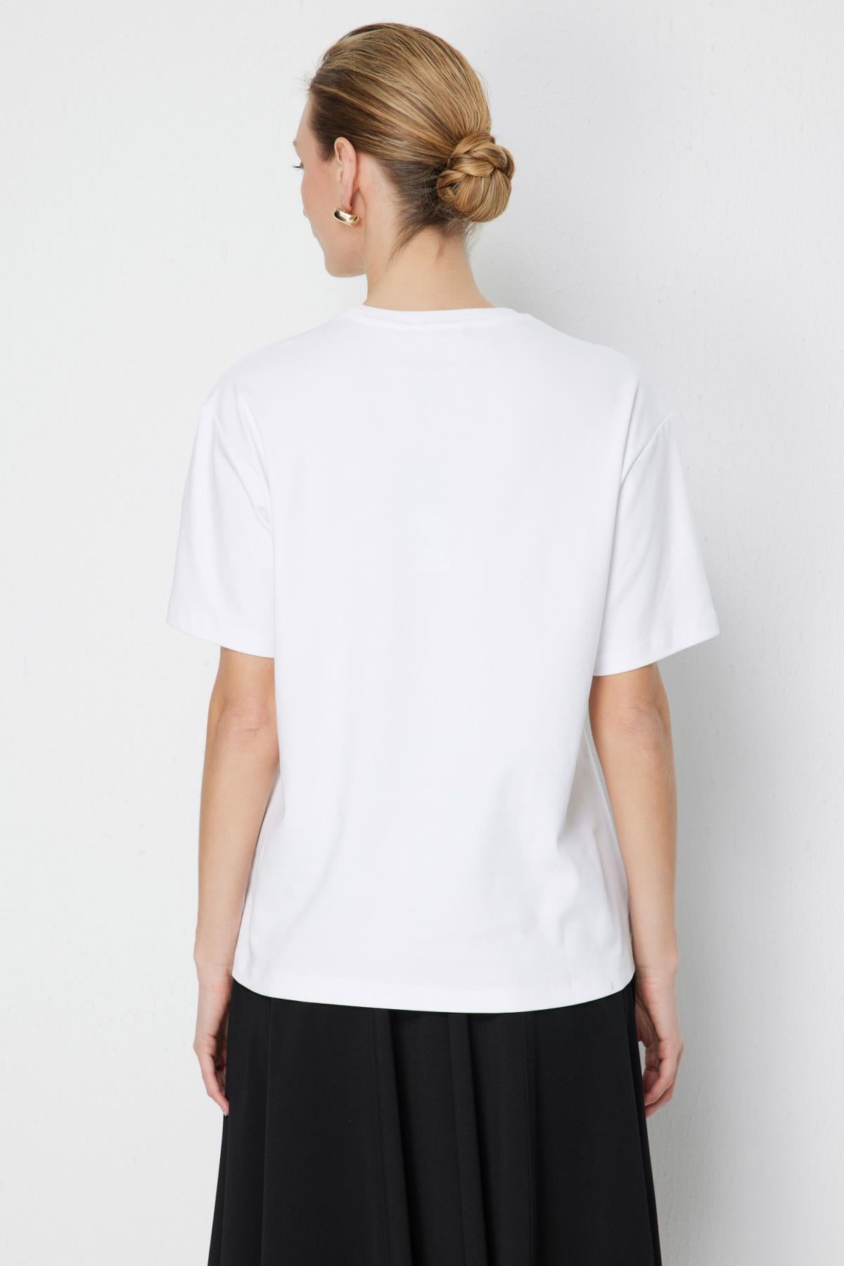 Çiçek İşlemeli Sıfır Yaka Kısa Kollu Bluz