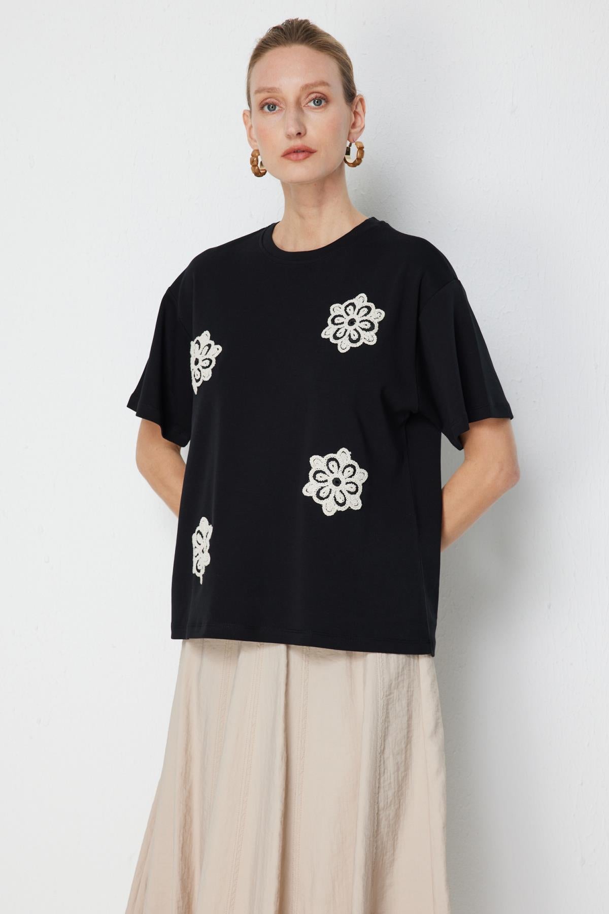 Çiçek İşlemeli Sıfır Yaka Kısa Kollu Bluz