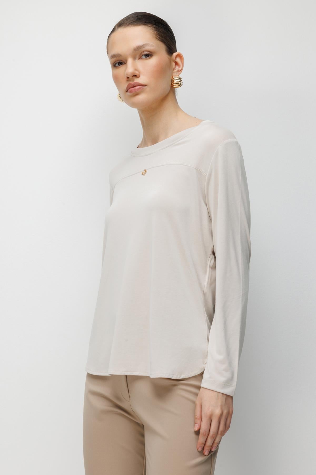 Metal Aksesuarlı Sıfır Yaka Basic Bluz