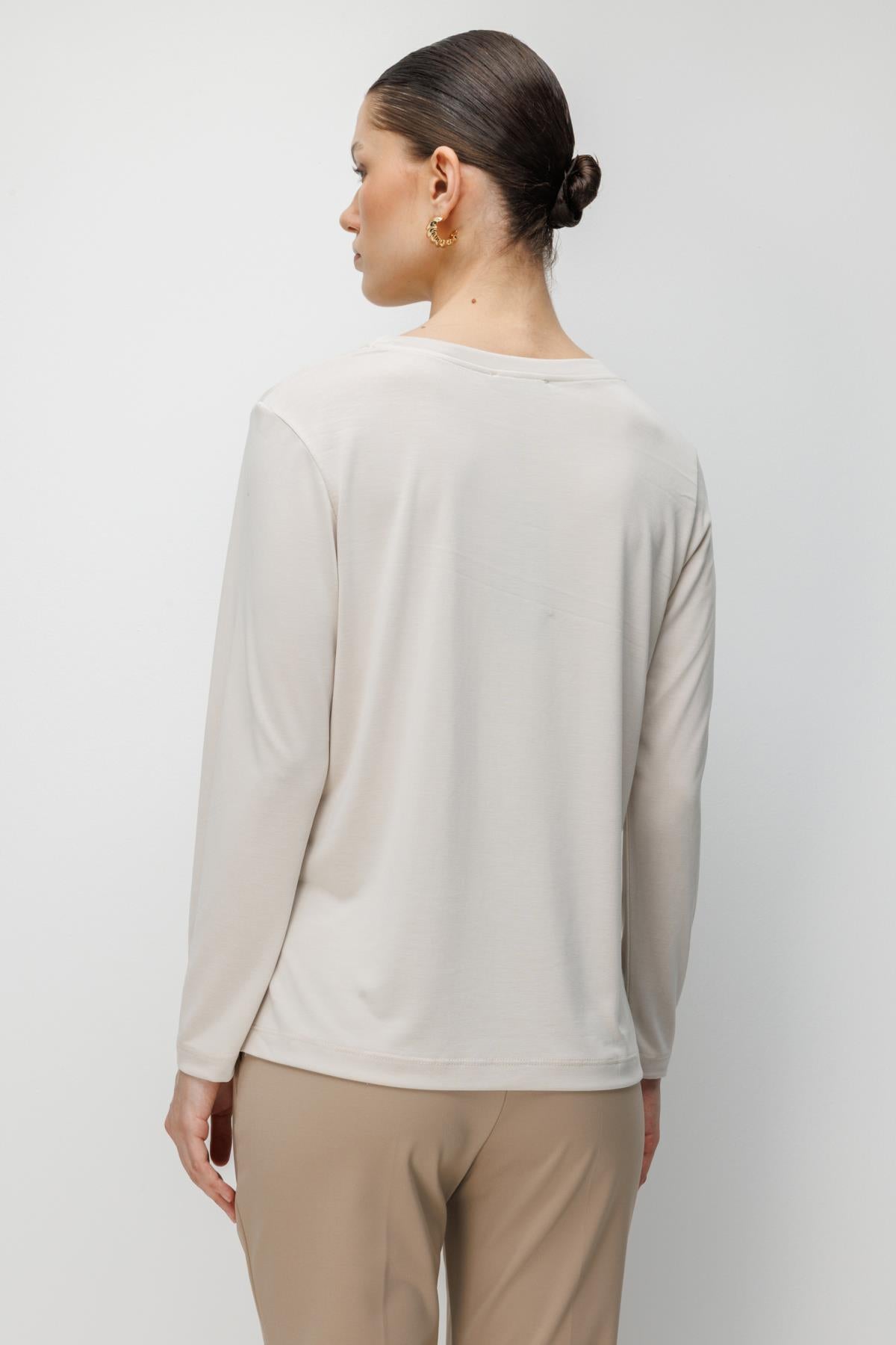 Metal Aksesuarlı Sıfır Yaka Basic Bluz