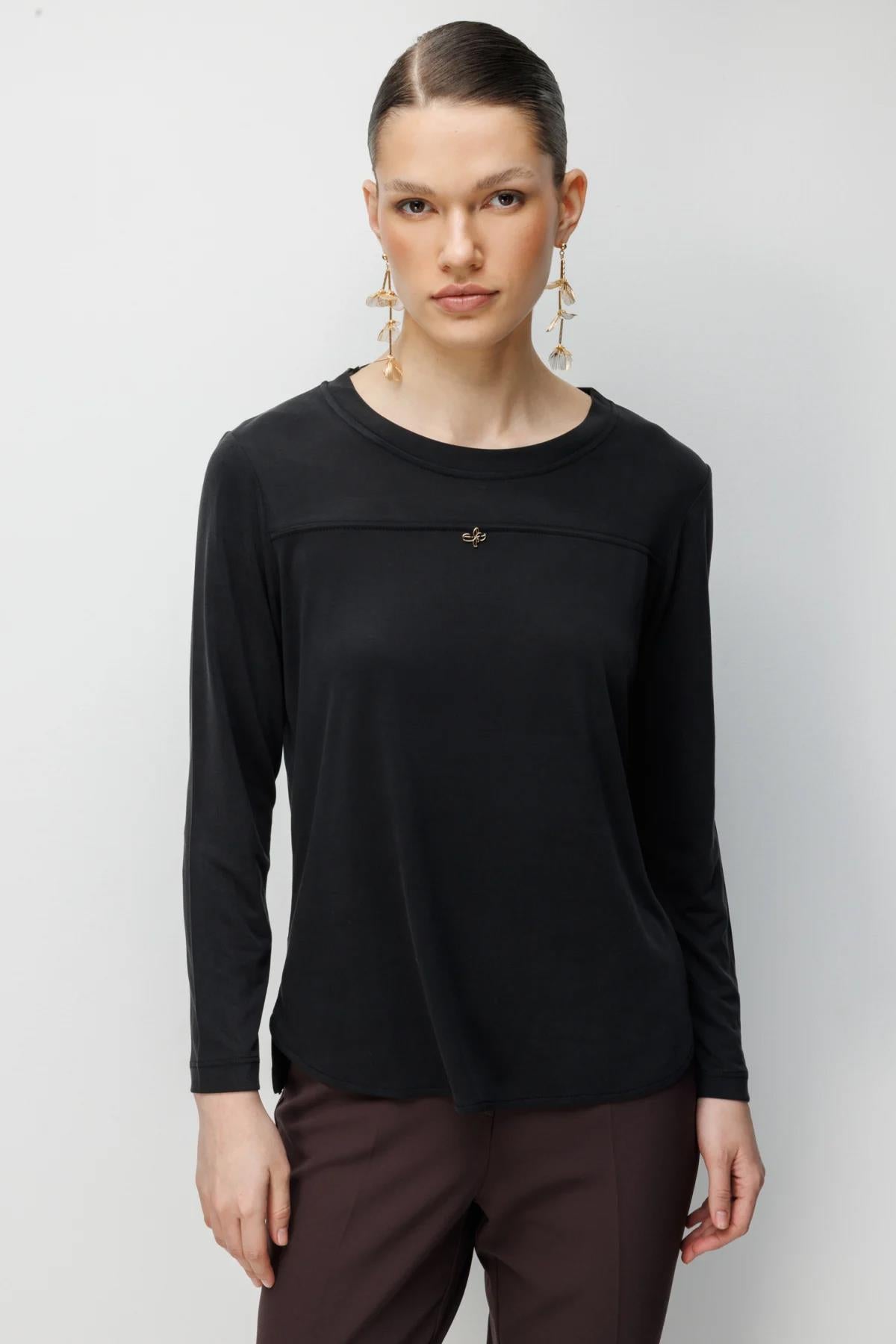 Metal Aksesuarlı Sıfır Yaka Basic Bluz