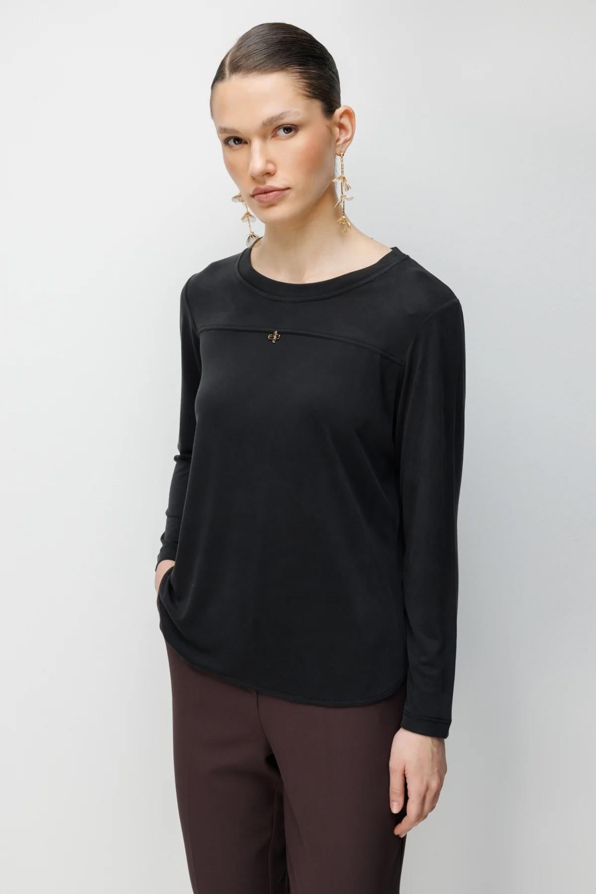 Metal Aksesuarlı Sıfır Yaka Basic Bluz