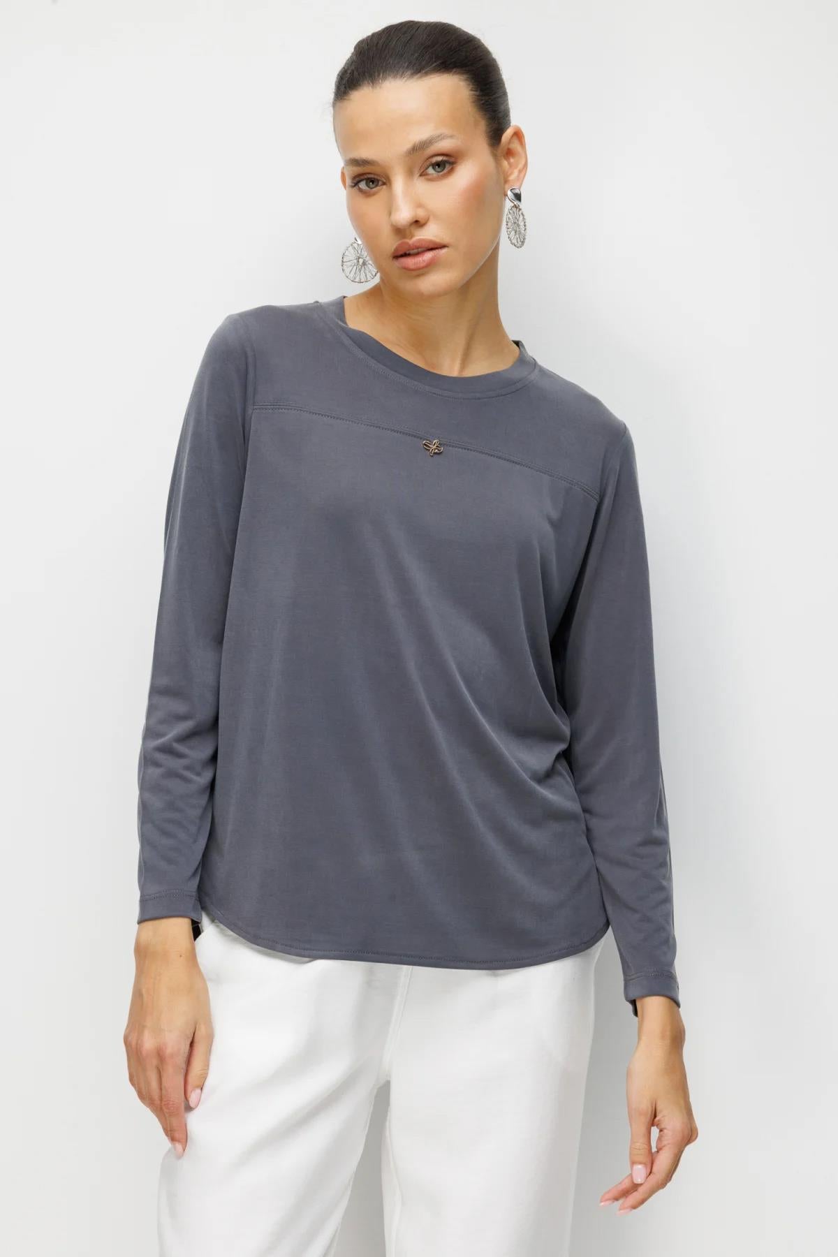 Metal Aksesuarlı Sıfır Yaka Basic Bluz