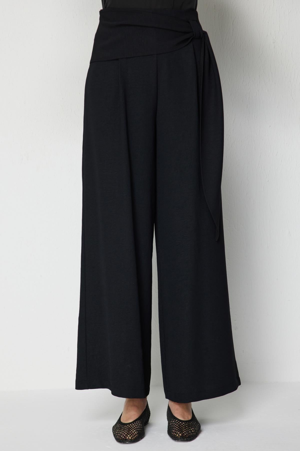 Beli Fularlı Pile Detaylı Pantolon