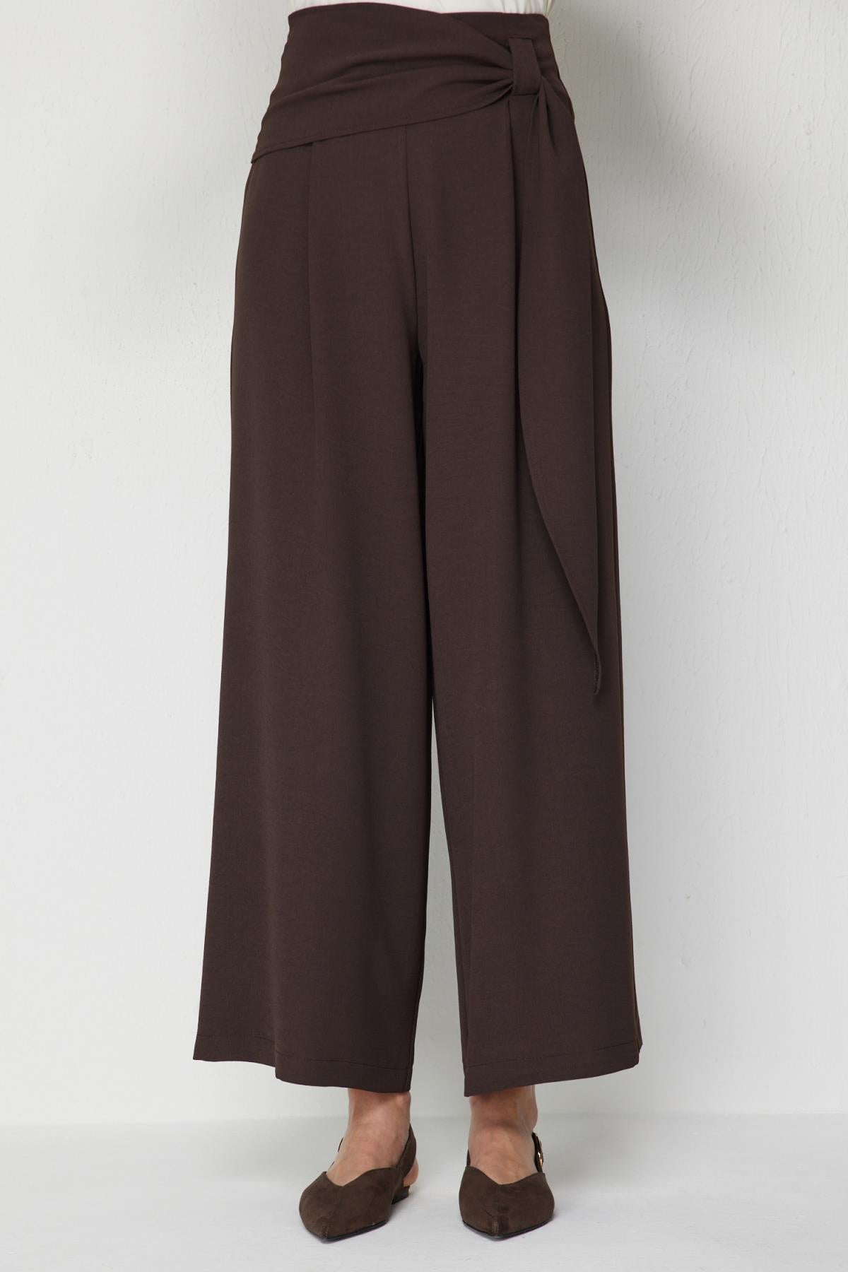 Beli Fularlı Pile Detaylı Pantolon
