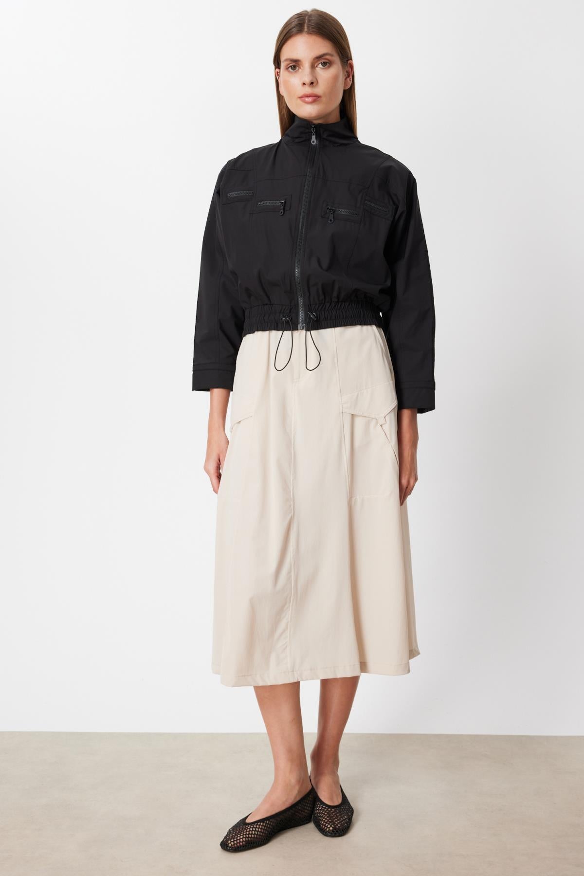 Dik Yaka Paraşüt Kumaşlı Mont