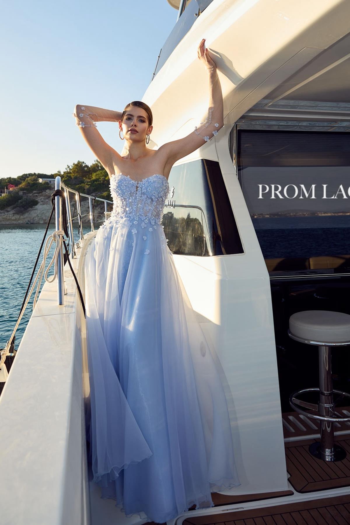 فستان سهرة طويل مطرز بالخرز على شكل زهور ثلاثية الأبعاد