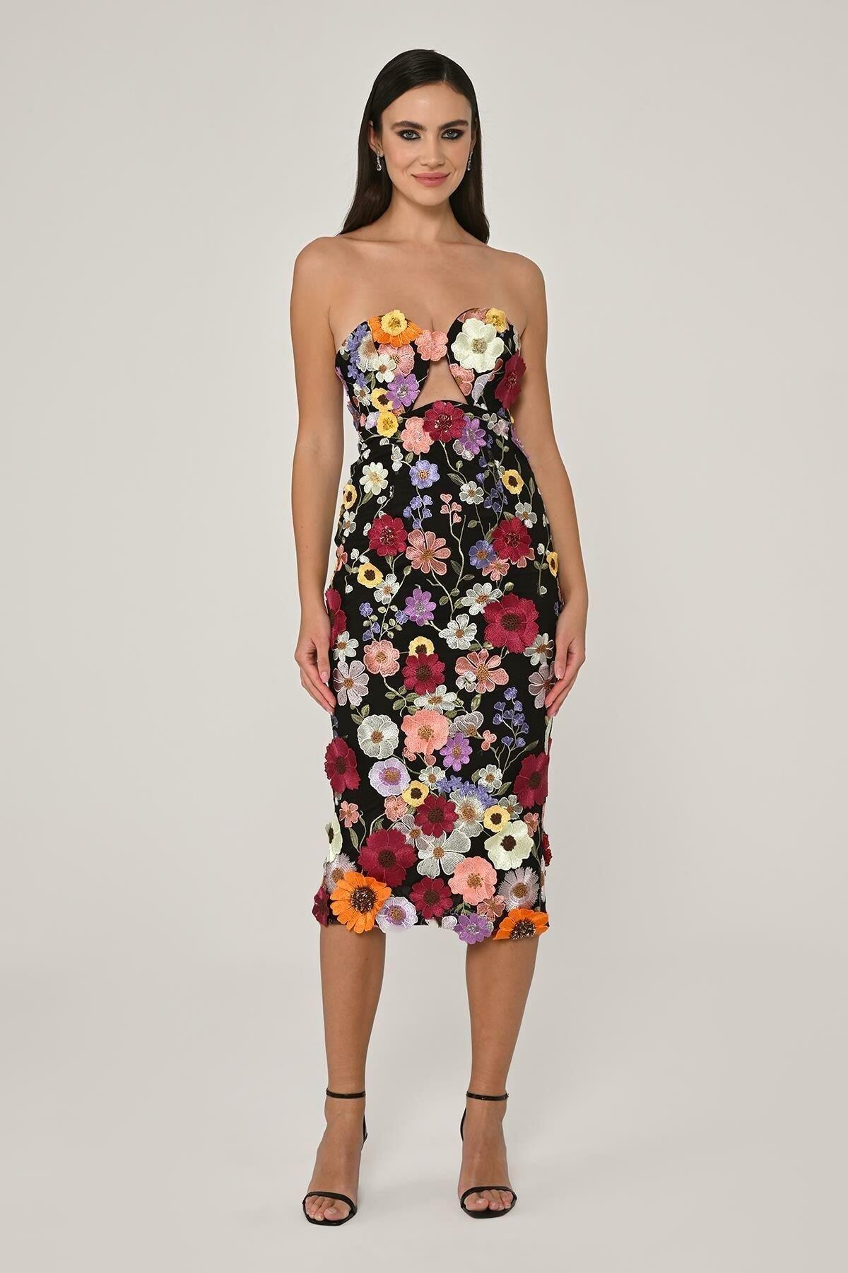 Straplez 3 Boyutlu Çiçek Aksesuralı Midi Elbise - Eser Giyim