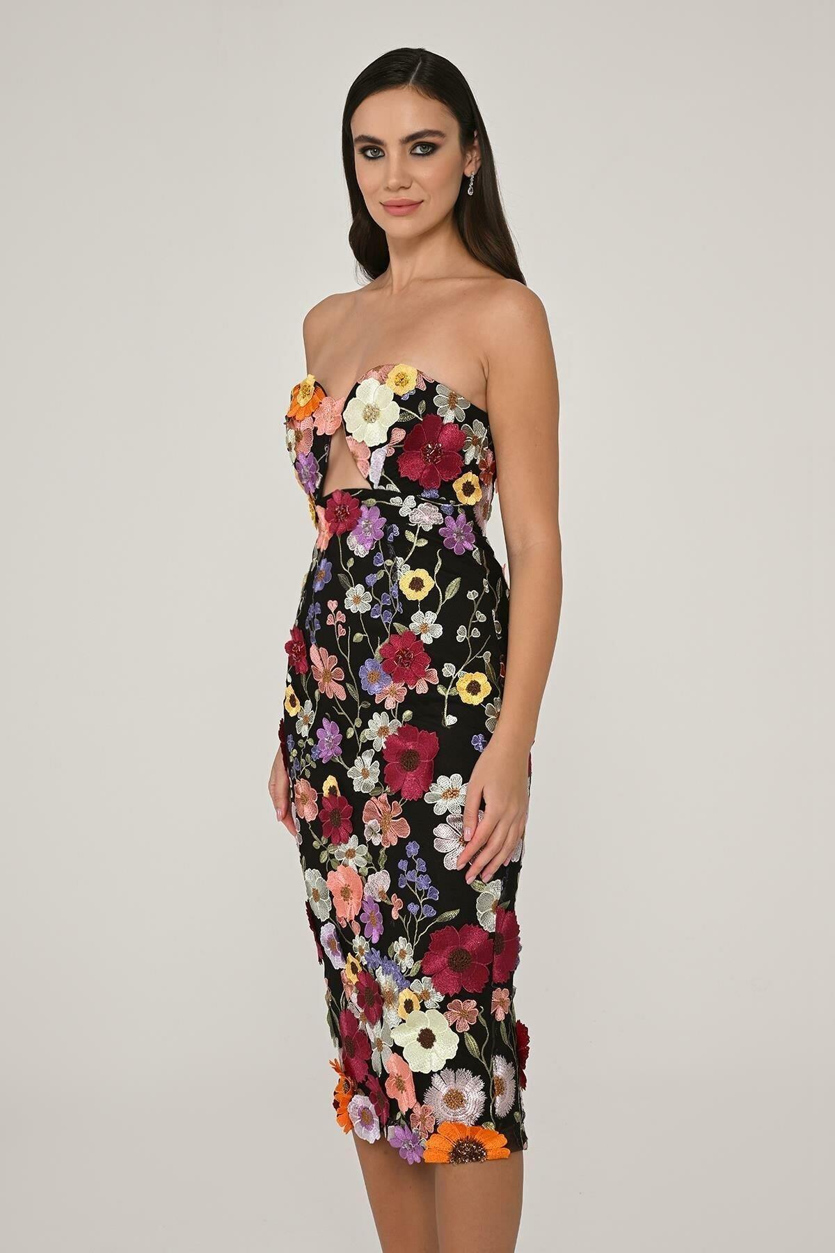 Straplez 3 Boyutlu Çiçek Aksesuralı Midi Elbise - Eser Giyim