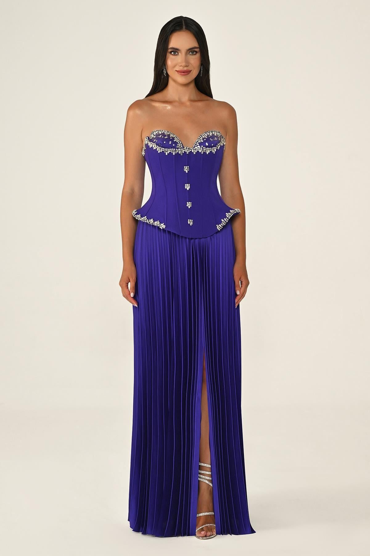 فستان سهرة طويل من الساتان مع تنورة من الكريب وجزء علوي من الأحجار بدون حمالات