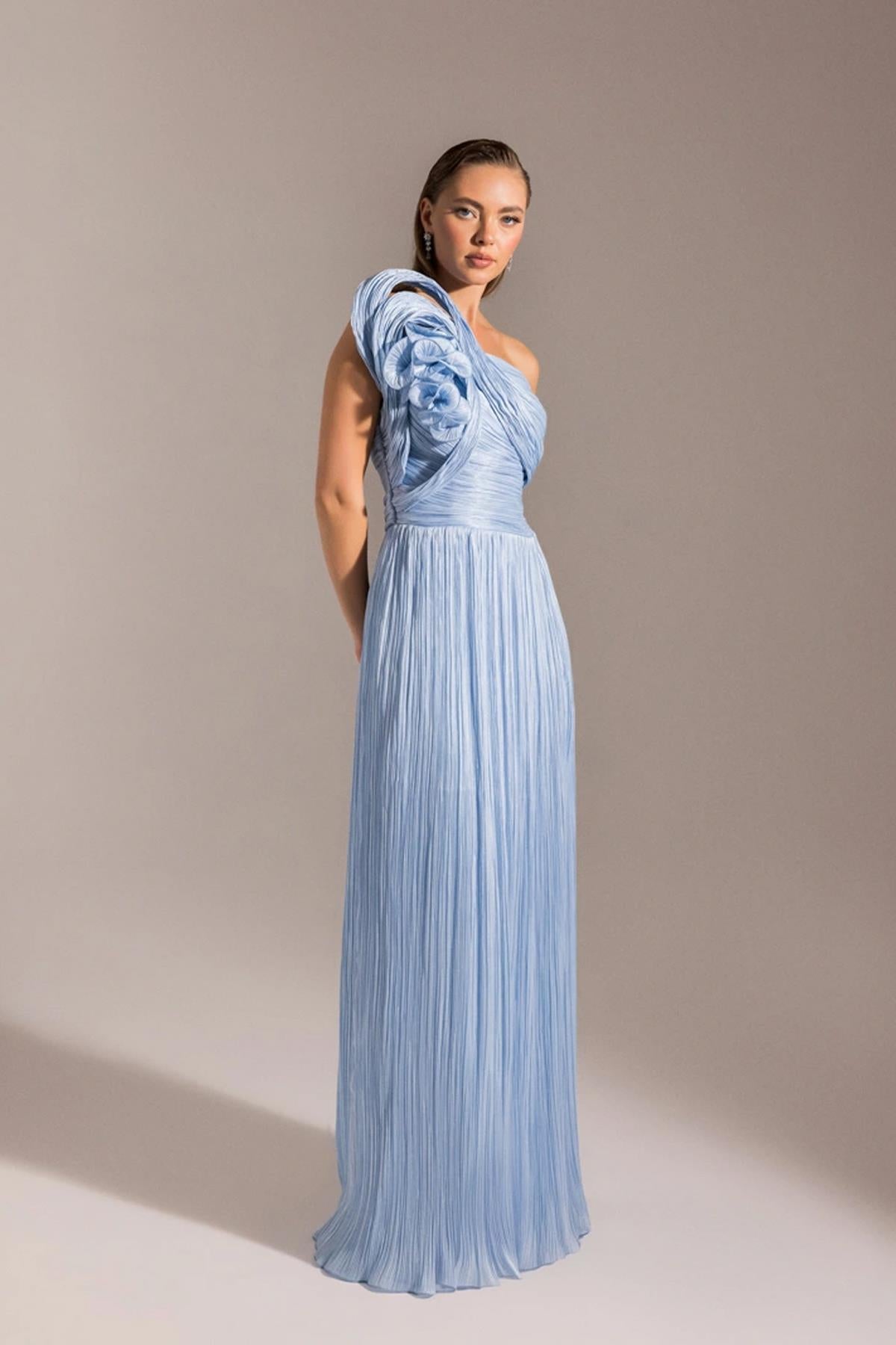 Tek Omuzu Çiçek Detaylı Straplez Bürümcük Kloş Abiye Elbise