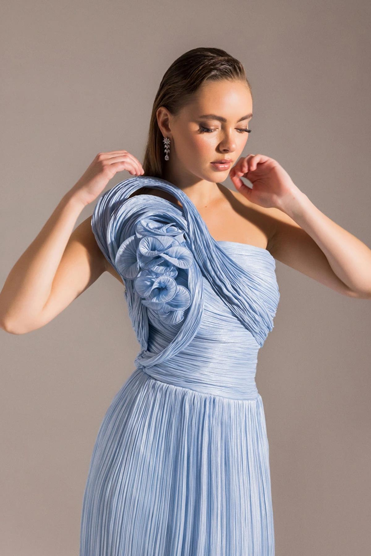 Tek Omuzu Çiçek Detaylı Straplez Bürümcük Kloş Abiye Elbise