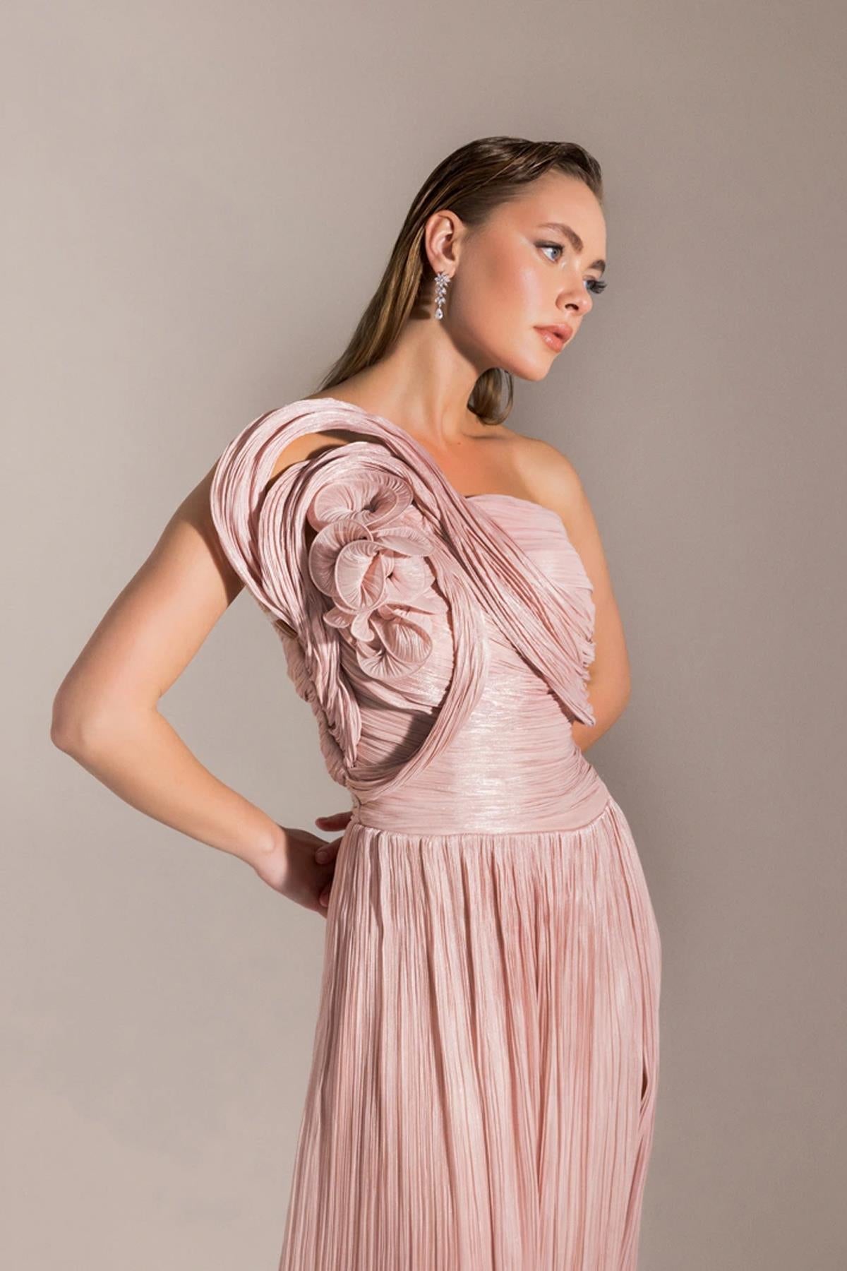 Tek Omuzu Çiçek Detaylı Straplez Bürümcük Kloş Abiye Elbise