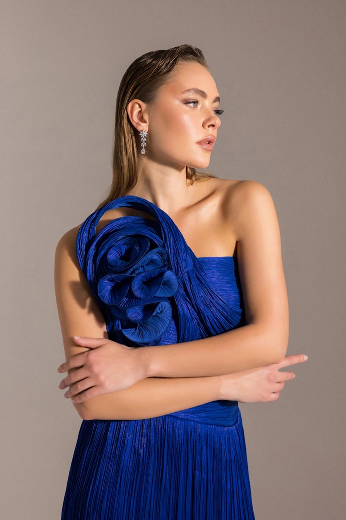 Tek Omuzu Çiçek Detaylı Straplez Bürümcük Kloş Abiye Elbise