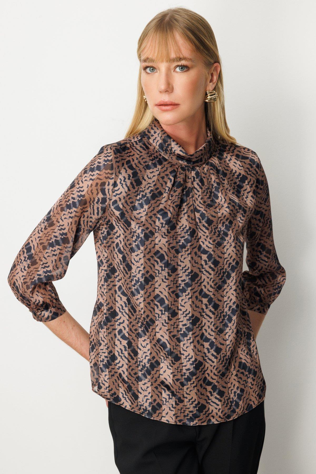 Yüksek Yakalı Desenli Dökümlü Bluz