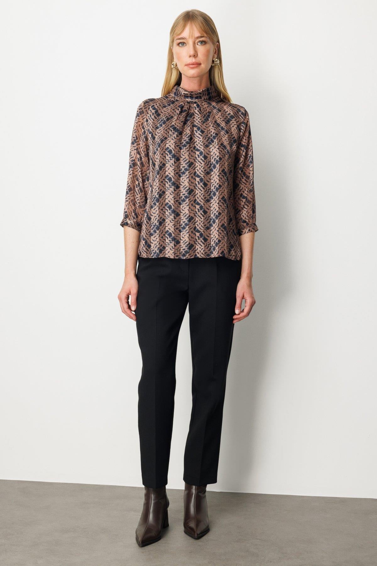 Yüksek Yakalı Desenli Dökümlü Bluz