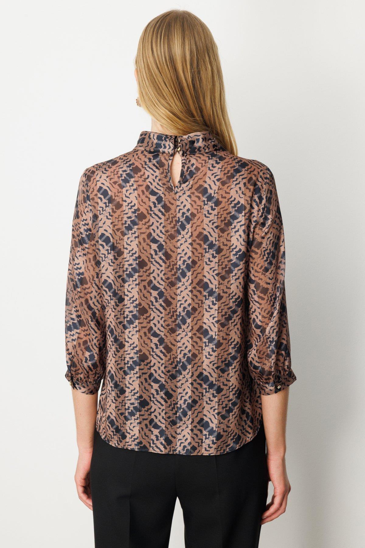 Yüksek Yakalı Desenli Dökümlü Bluz